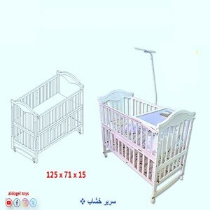 سرير مواليد خشبي بعجلات